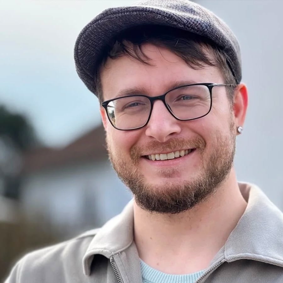 Denis Gubin, Agile Delivery Coach und Interim-Projektleiter aus Kassel, lächelt in die Kamera